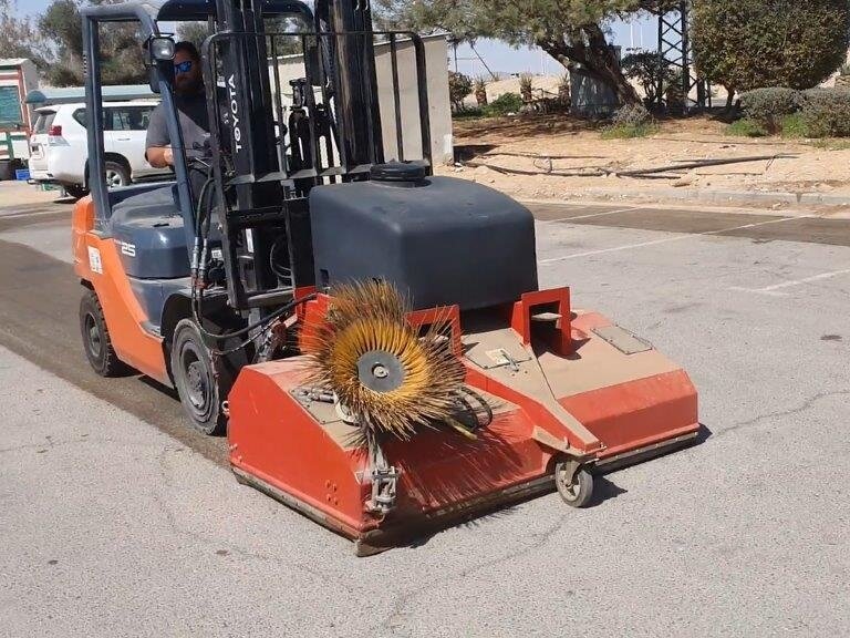 מטאטאים ופחים למלגזות